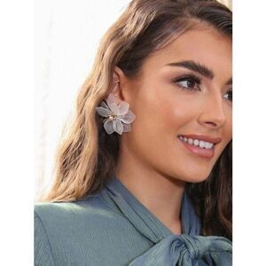 Ladies NWT Faux Pearl Decor Flower Design Stud Earrings
